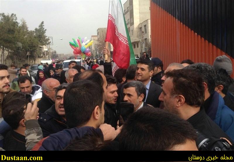www.dustaan.com-تصاویر: حضور احمدی‌ نژاد در راهپیمایی حاشیه‌ ساز شد