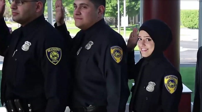 www.dustaan.com-آغاز به کار اولین دختر محجبه پلیس در آمریکا +عکس
