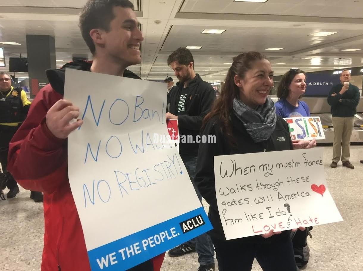تظاهرات ضد ترامپ در فرودگاه دالاس واشنگتن/تصاویر