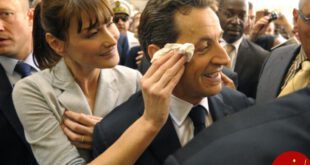 https://static.lexpress.fr/medias_1245/w_930,h_630,c_fill,g_north/v1406733070/france-s-first-lady-bruni-sarkozy-wipes-the-brow-of-her-husband-france-s-president-sarkozy-as-they-visit-a-market-in-fort-de-france-on-the-martinique-island_637553.jpg